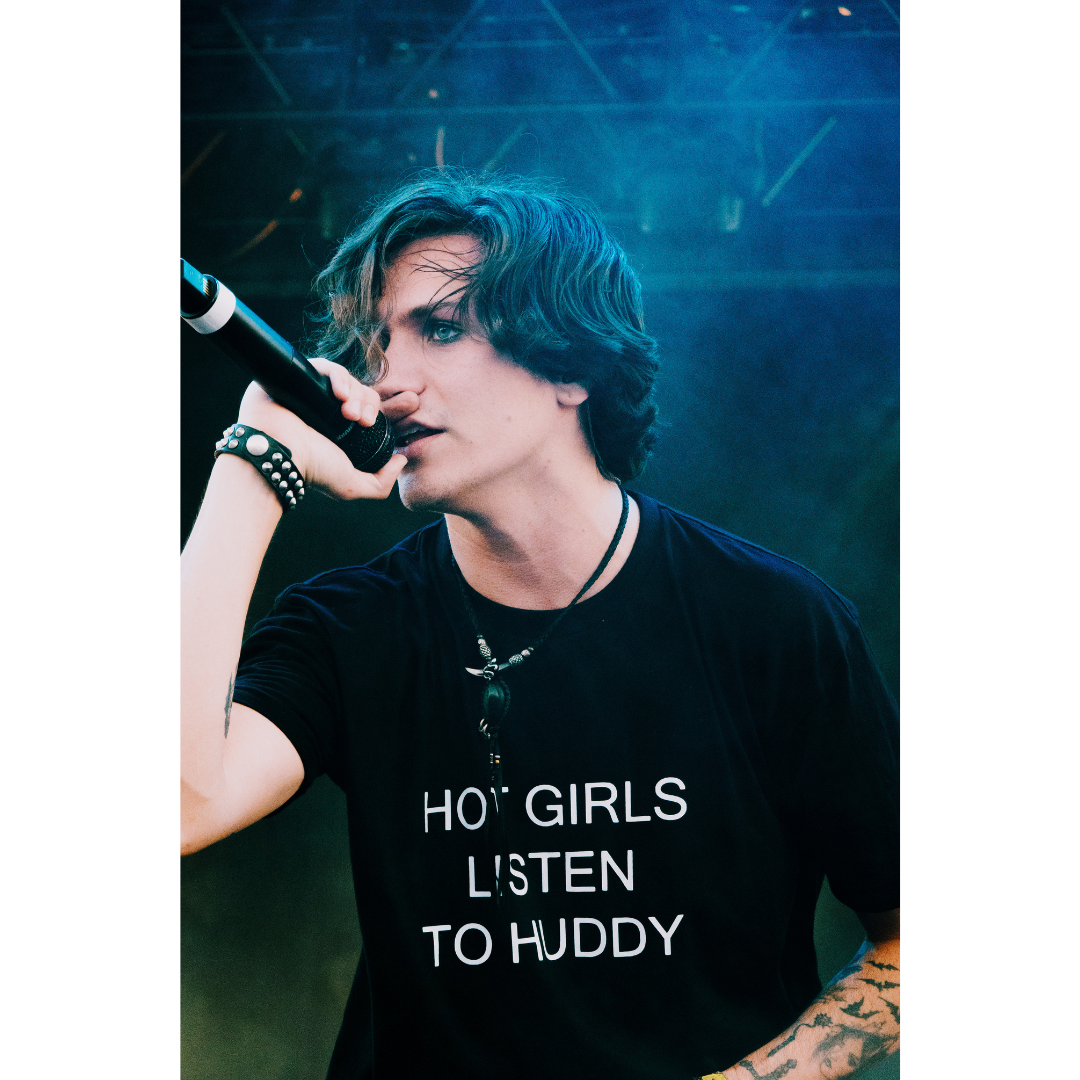Hot Girls Listen To Tee (Huddy HQ)