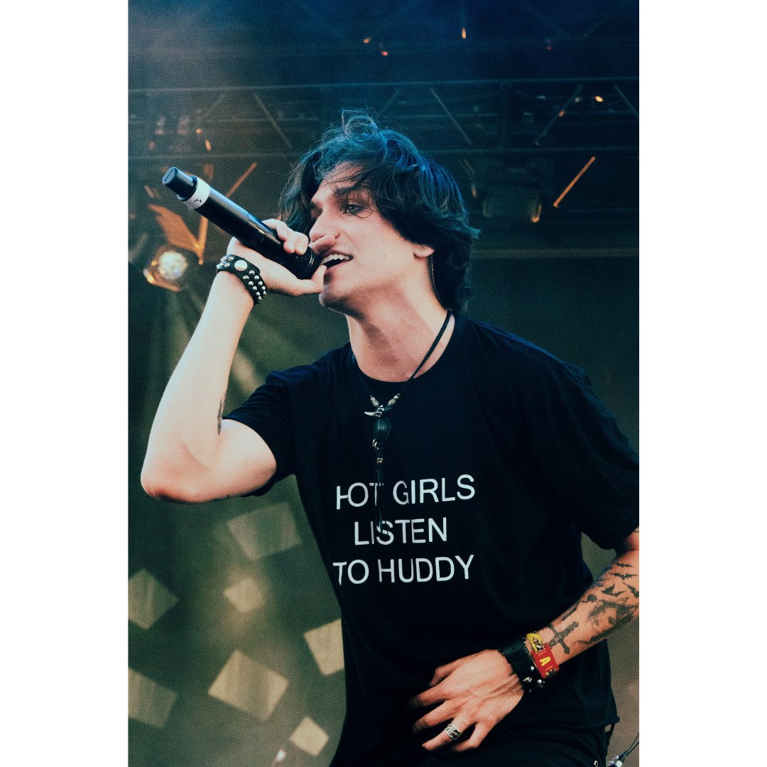 Hot Girls Listen To Tee (Huddy HQ)